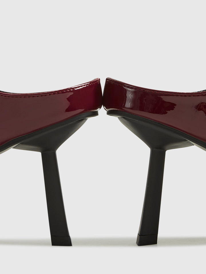 Обувки на висок ток с каишки с остри пръсти 