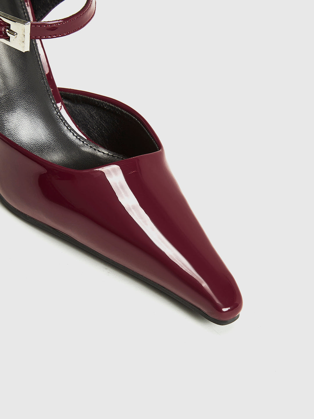 Обувки на висок ток с каишки с остри пръсти 