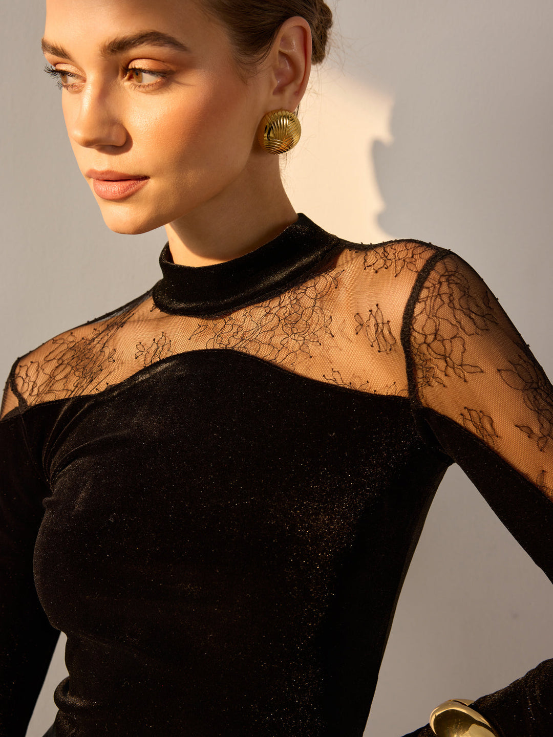 Елегантна, стилна тънка кадифена блуза с дантелени детайли 