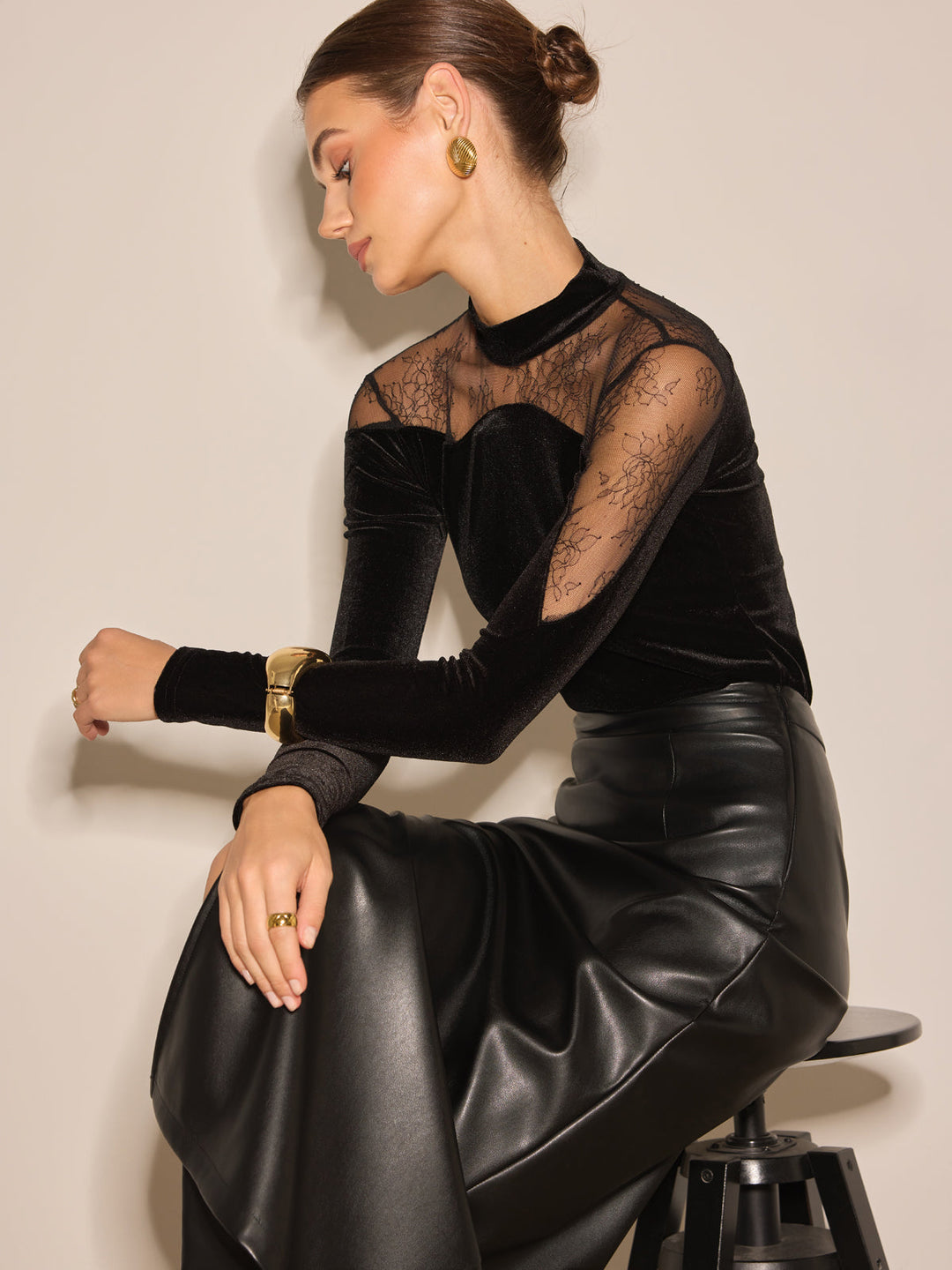 Елегантна, стилна тънка кадифена блуза с дантелени детайли 