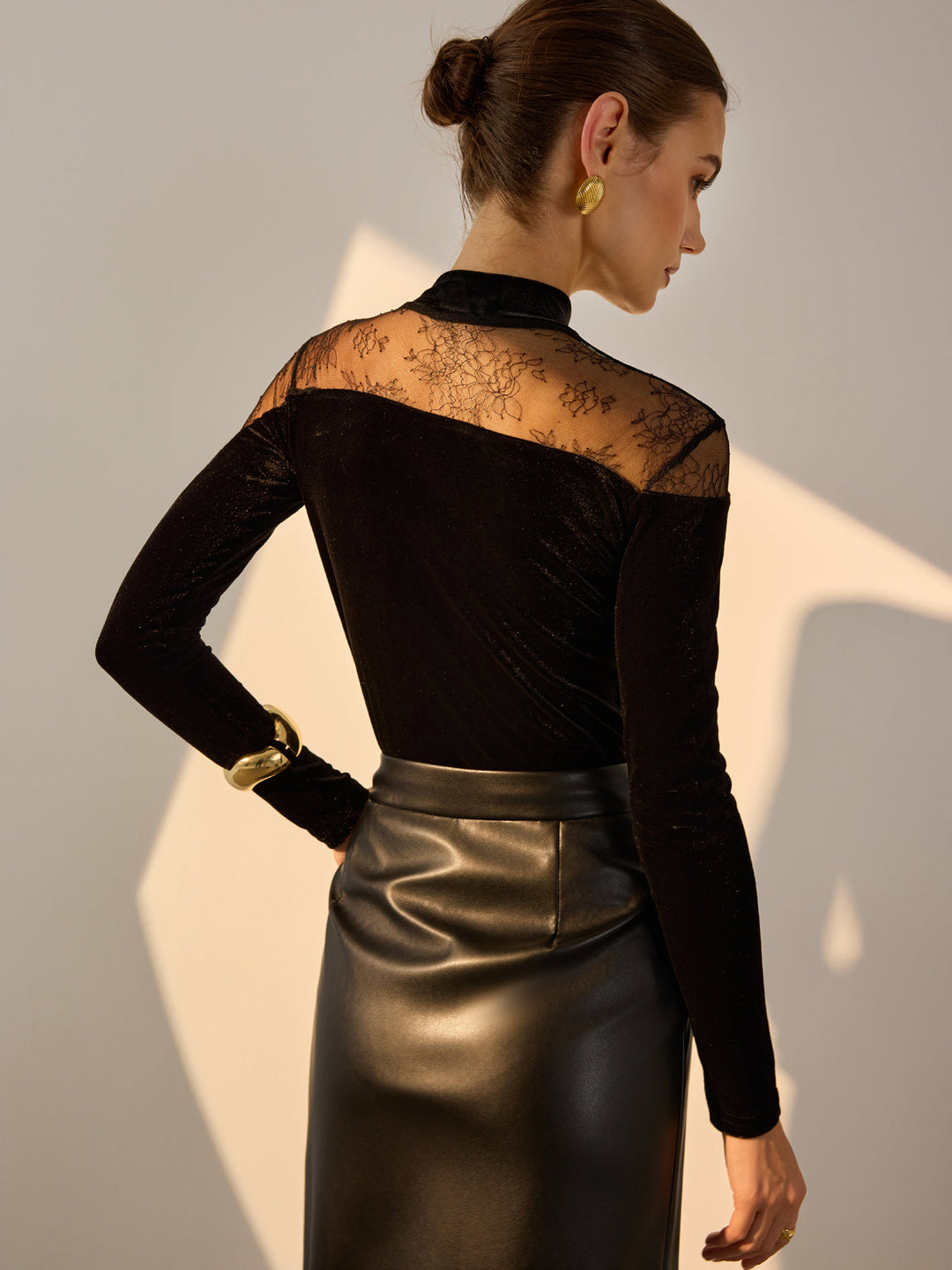 Елегантна, стилна тънка кадифена блуза с дантелени детайли 