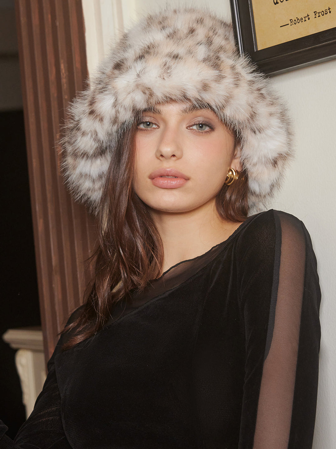 Най-високо ниво на стил и комфорт с шикозната плюшена шапка с леопардов принт 