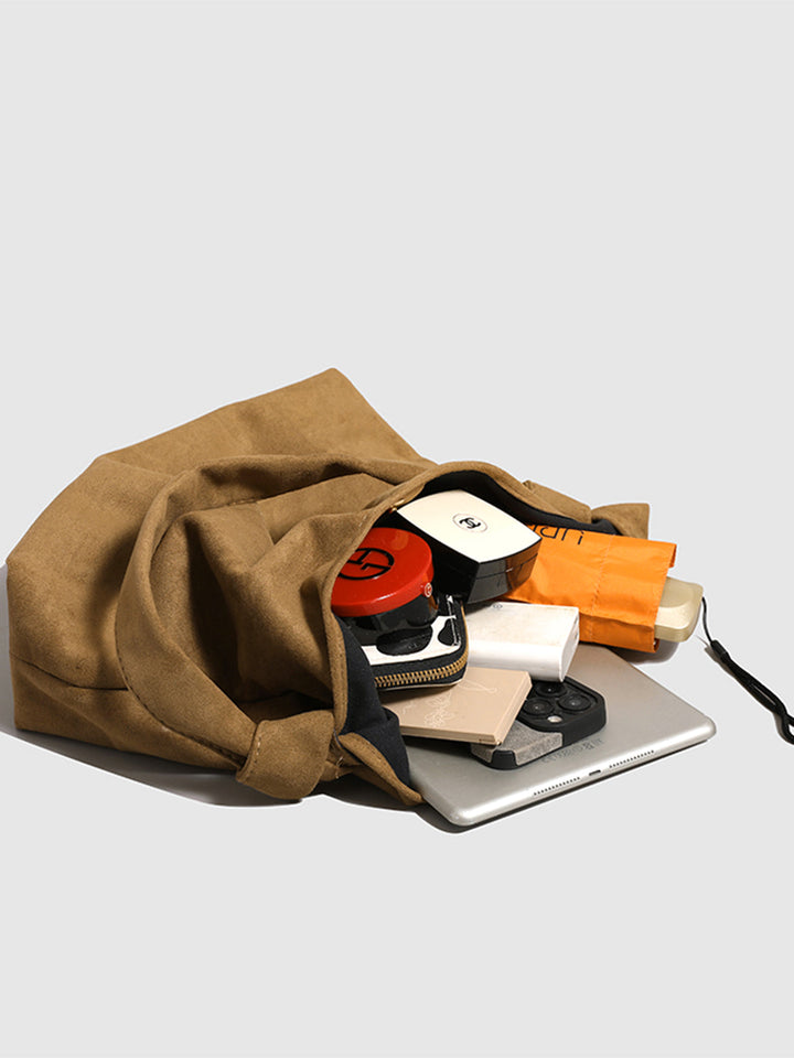 Стилна чанта хобо с възли от велур 