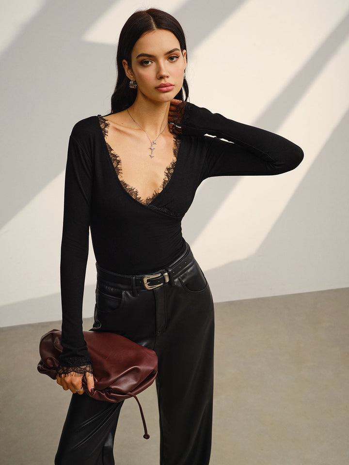 Елегантен топ от джърси с V-образно деколте и елегантни дантелени детайли