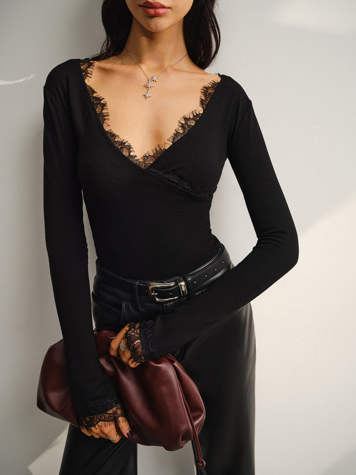 Елегантен топ от джърси с V-образно деколте и елегантни дантелени детайли
