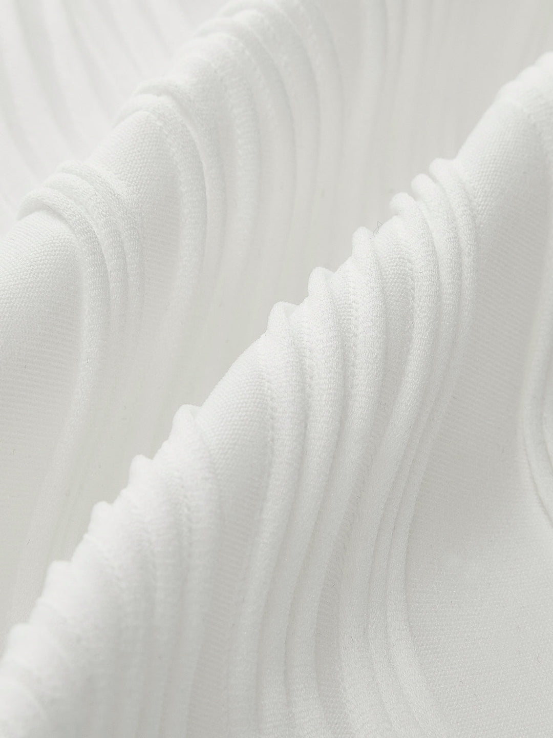 Стилна къса тениска с квадратно деколте и шевове