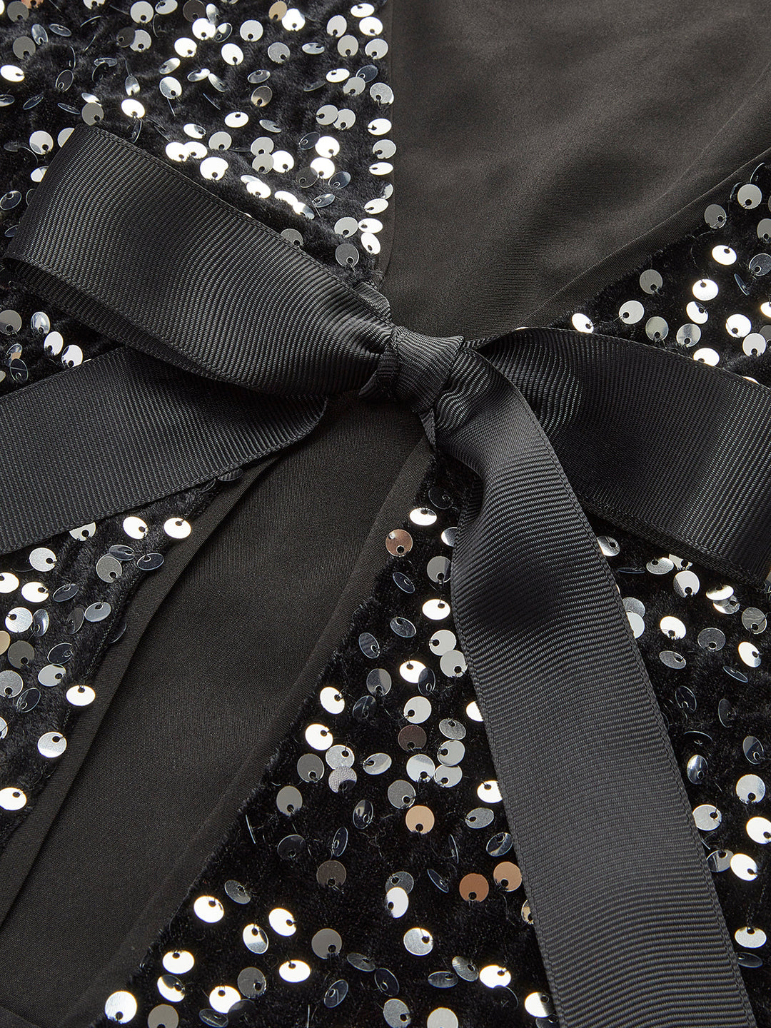 Блестяща блуза с V-образно деколте и панделка