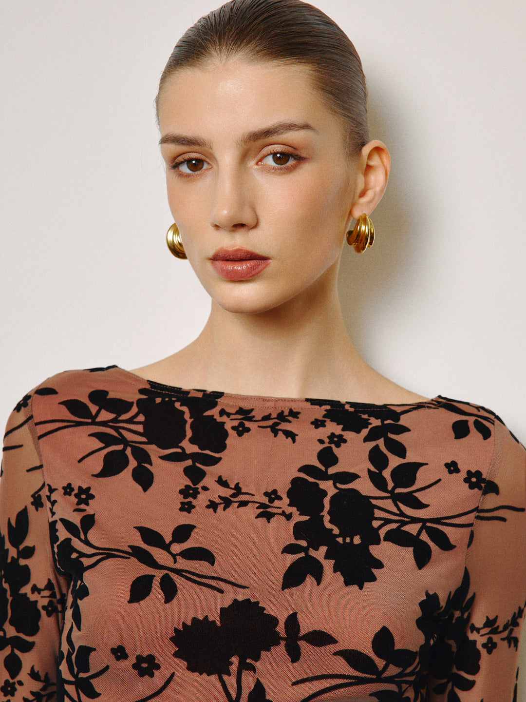 Nazik Çiçek Desenli Yarı Şeffaf Kısa Abiye Elbise