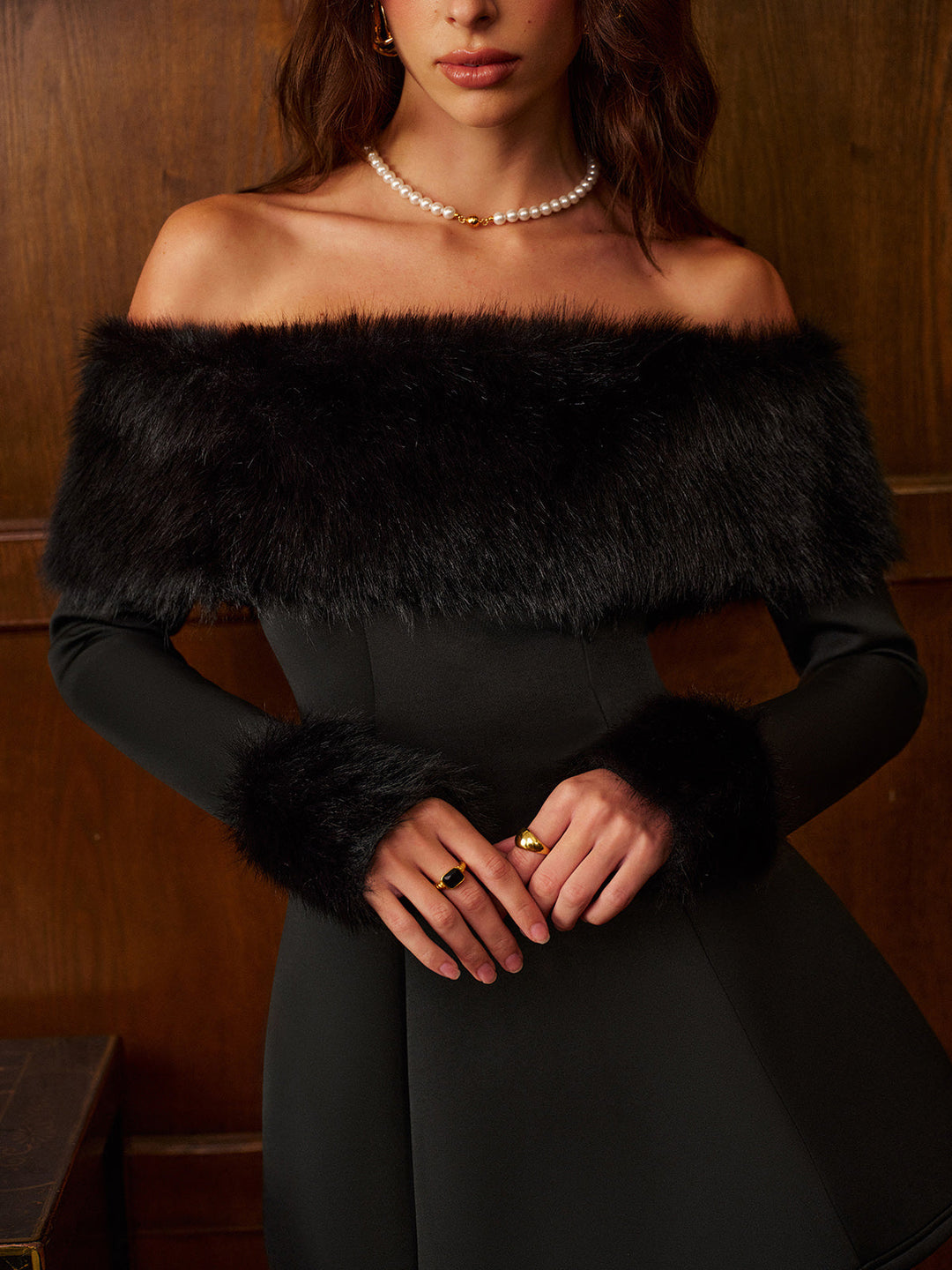 Şık Omuz Açık Sahte Kürk Abiye Mini Elbise