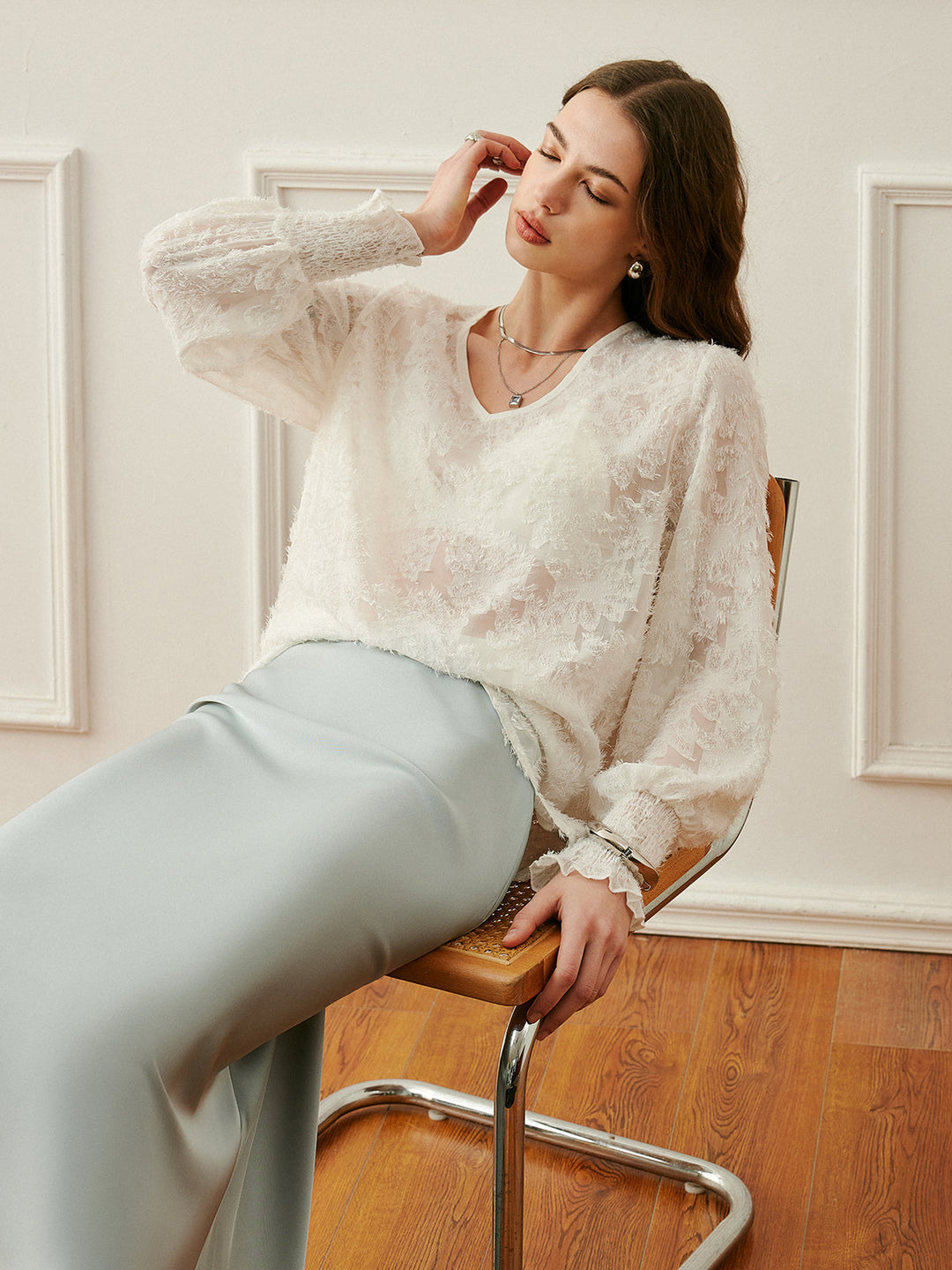 Стилна блуза с волани и V-образно деколте, елегантни ръкави тип фенер и красива бродерия