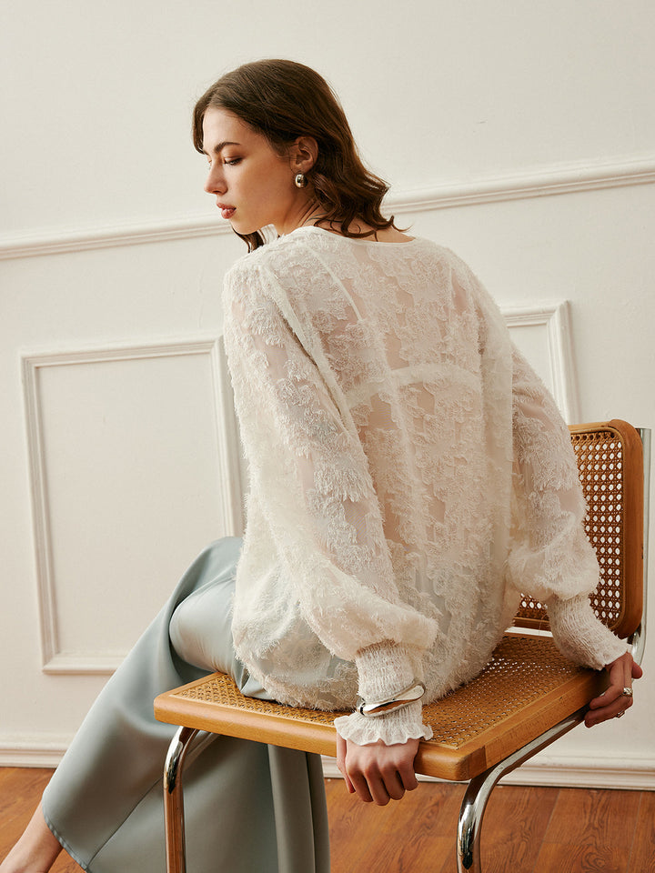 Стилна блуза с волани и V-образно деколте, елегантни ръкави тип фенер и красива бродерия