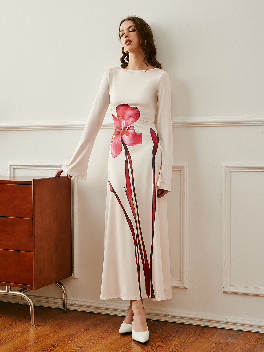 Çiçek Desenli Şık Abiye Elbise ile Zarif Arka Bağlama