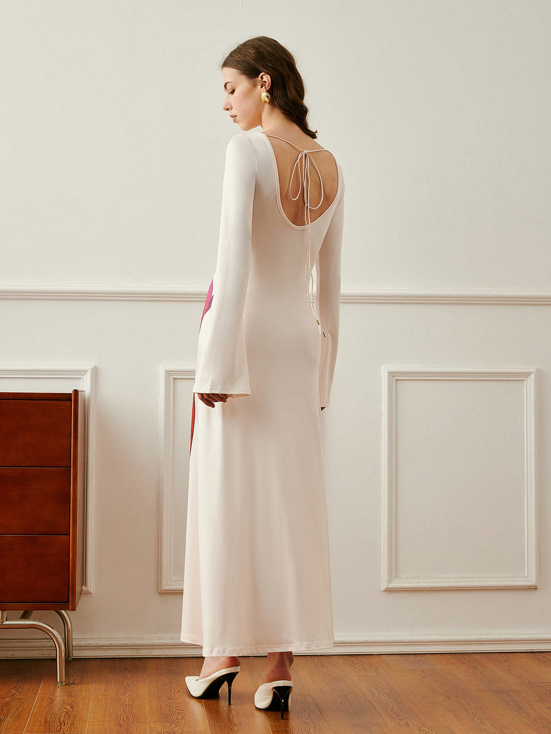 Çiçek Desenli Şık Abiye Elbise ile Zarif Arka Bağlama