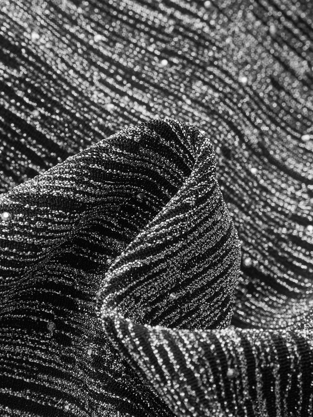 Елегантност без усилие със стилна рокля с плисета и гол гръб