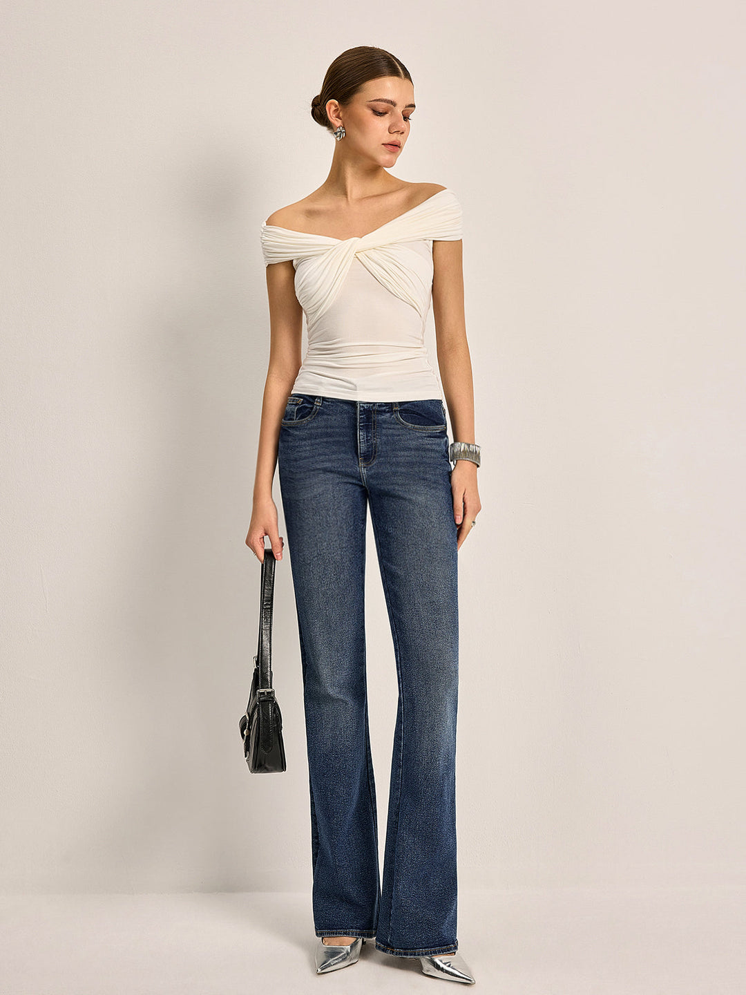 Спокоен стил с шикозен топ с голи рамене и възел