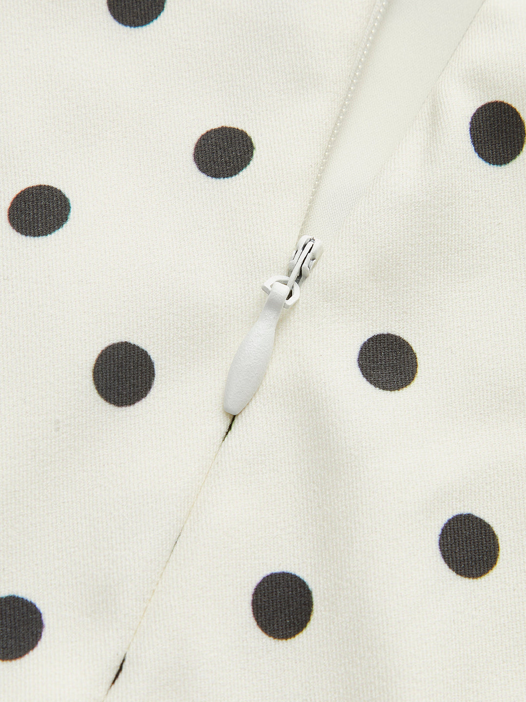 Şık Puantiye Desenli İpli Sırt Elbisesi ile Rahat Şıklık