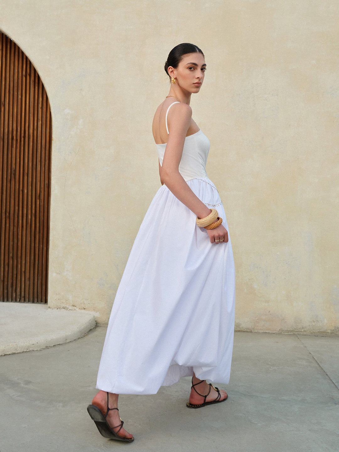 Перфектна визия със стилна балонна пола и рокля с презрамки