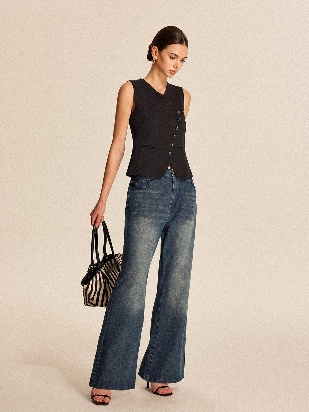 Şık V-Yaka Düğmeli Yelek ile Zahmetsiz Tarz