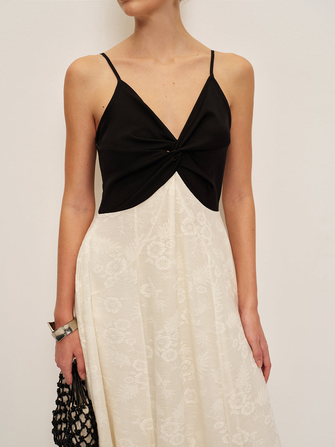 Şık İki Renkli Dönüşlü Ön Kısmı Sarmal Askılı Abiye Elbise