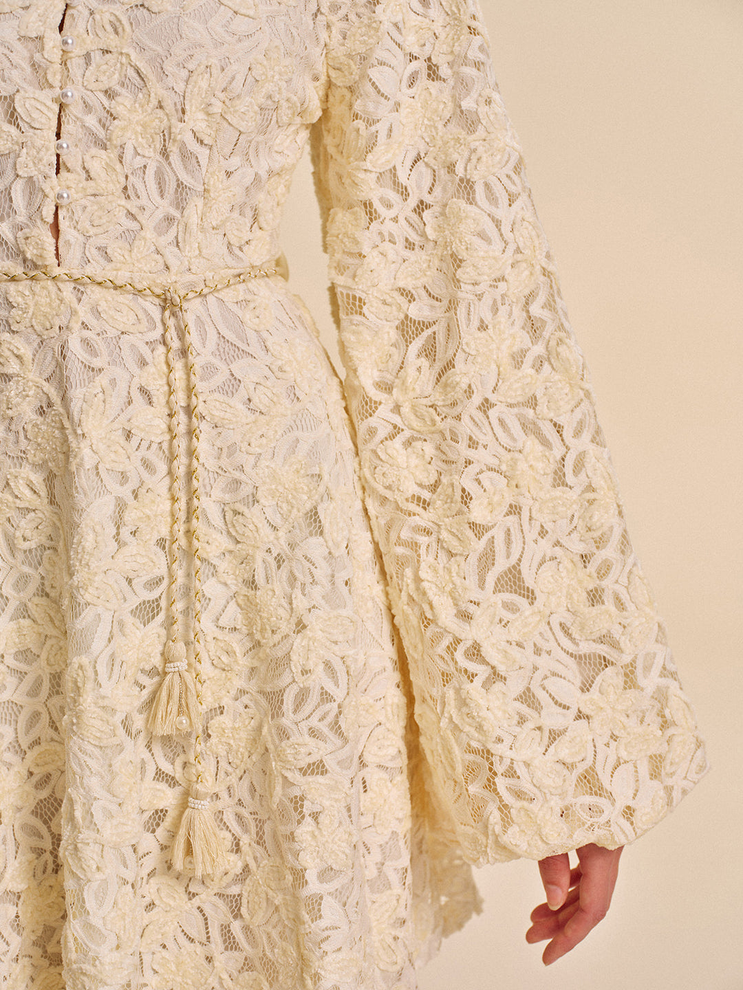 Şık Kemerli Şık Dantelli Dökümlü Kol Abiye Elbise