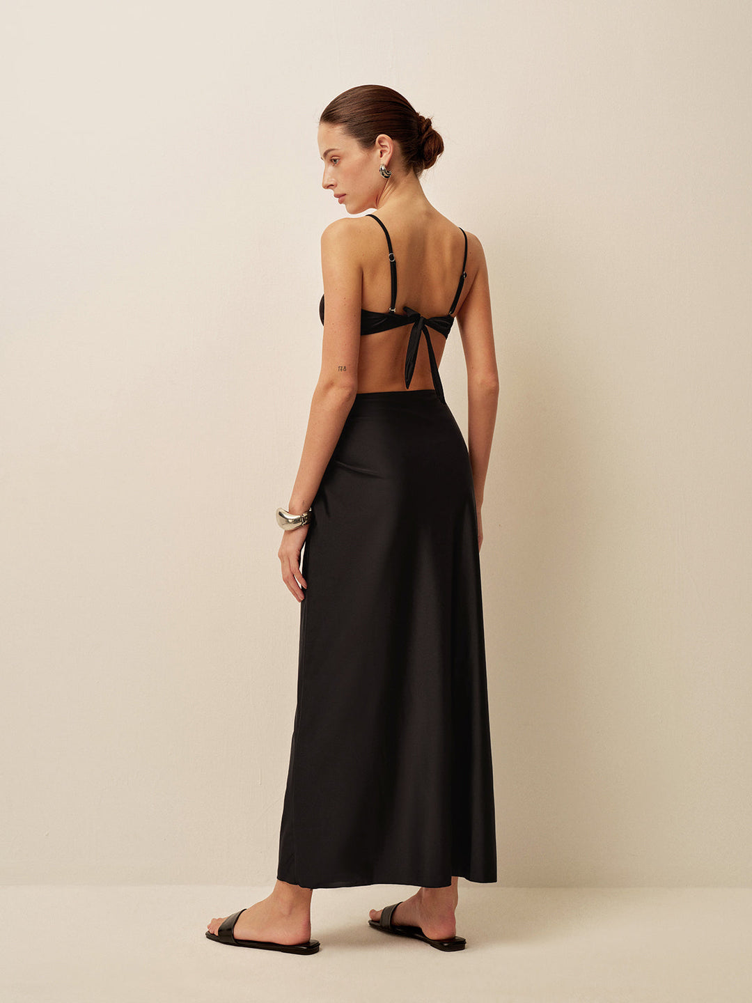 Şık Dönüş Sarong Etek, Şık Metal Aksesuarlara Sahip