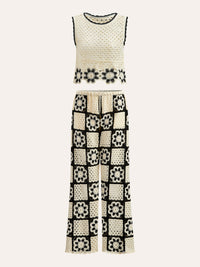 Güzelce Örülmüş Çiçek Desenli Üst ve Pantolon Takımı