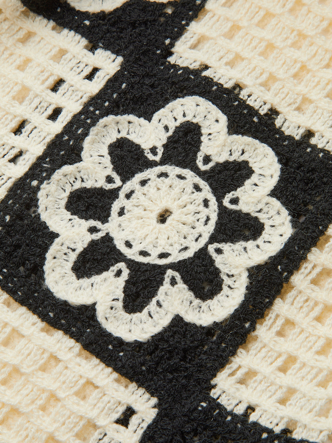 Güzelce Örülmüş Çiçek Desenli Üst ve Pantolon Takımı