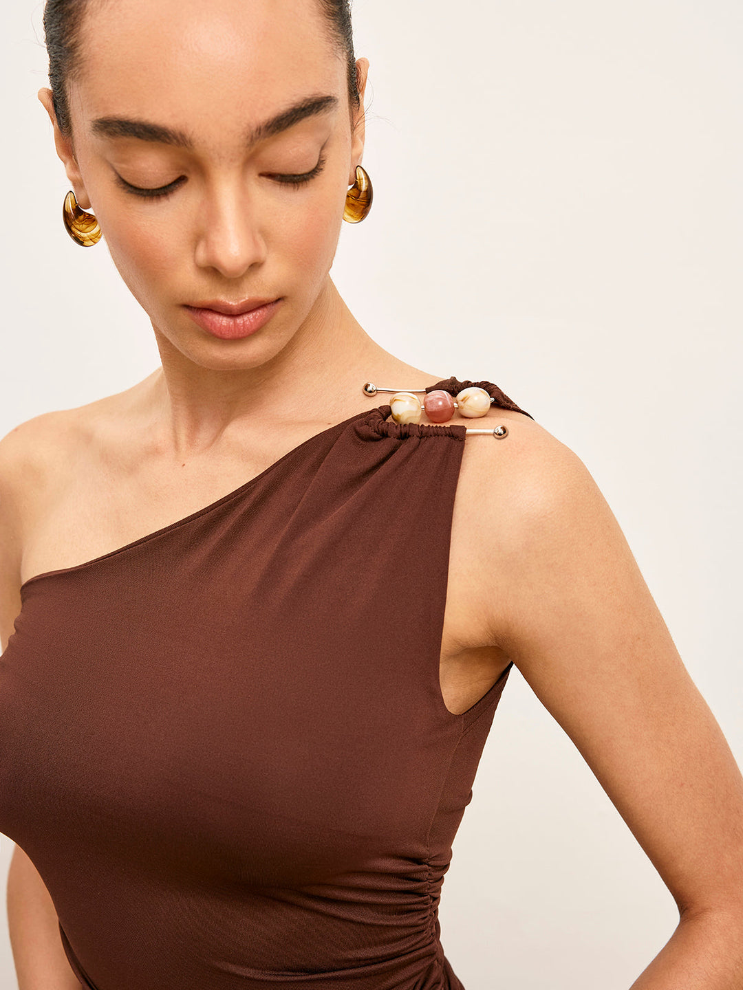 Şık Tek Omuz Sıktırılmış Üst, Şık Metal Detaylarla