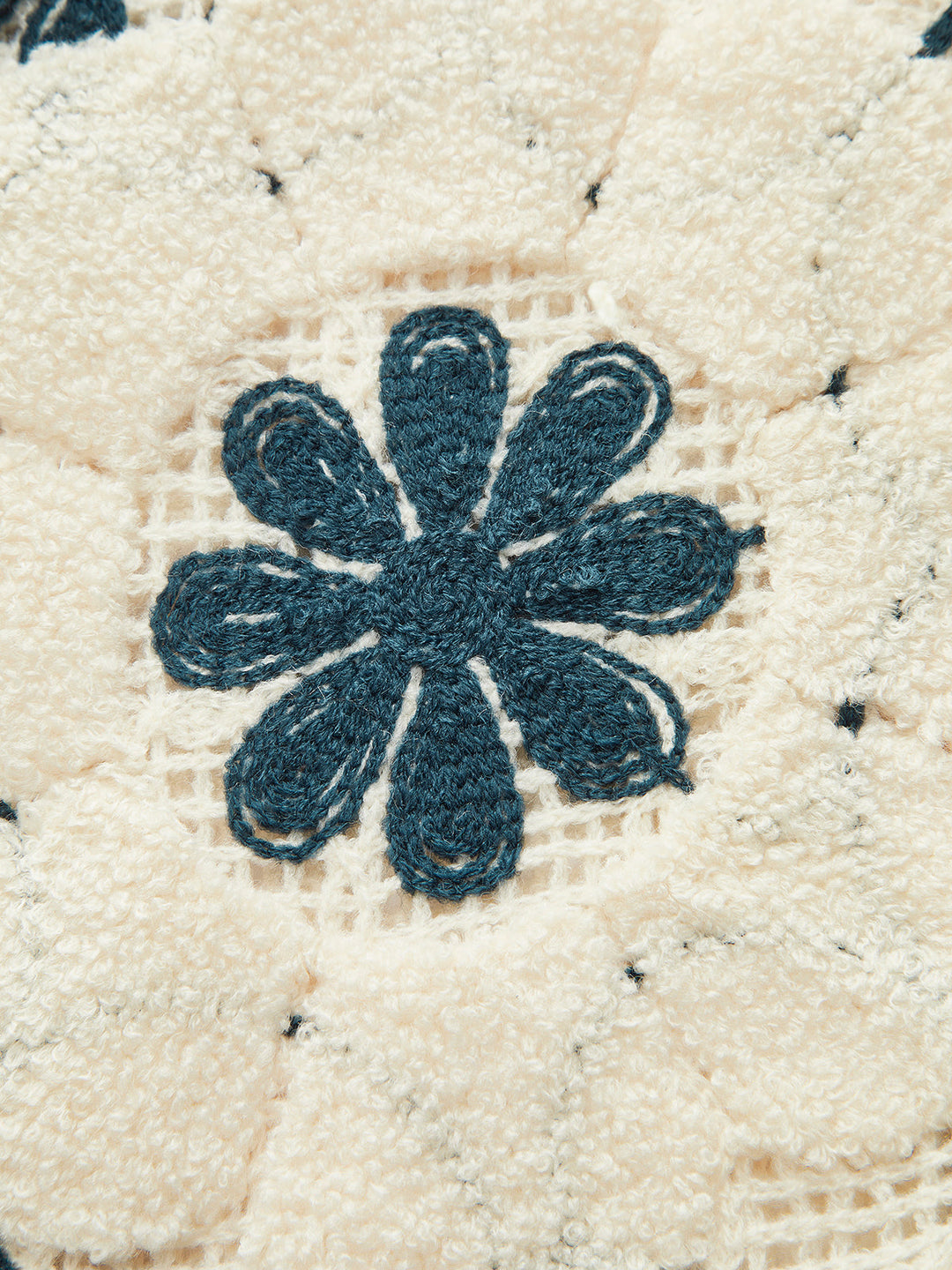 Şık Bir Dokunuş İçin Çekici Nakışlı Örgü Yelek