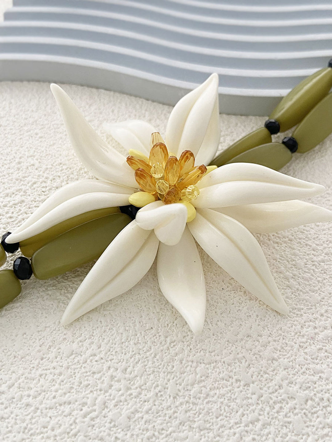 Çekici Çiçek Desenli Boncuklu Bilezik Zarif Detaylarla