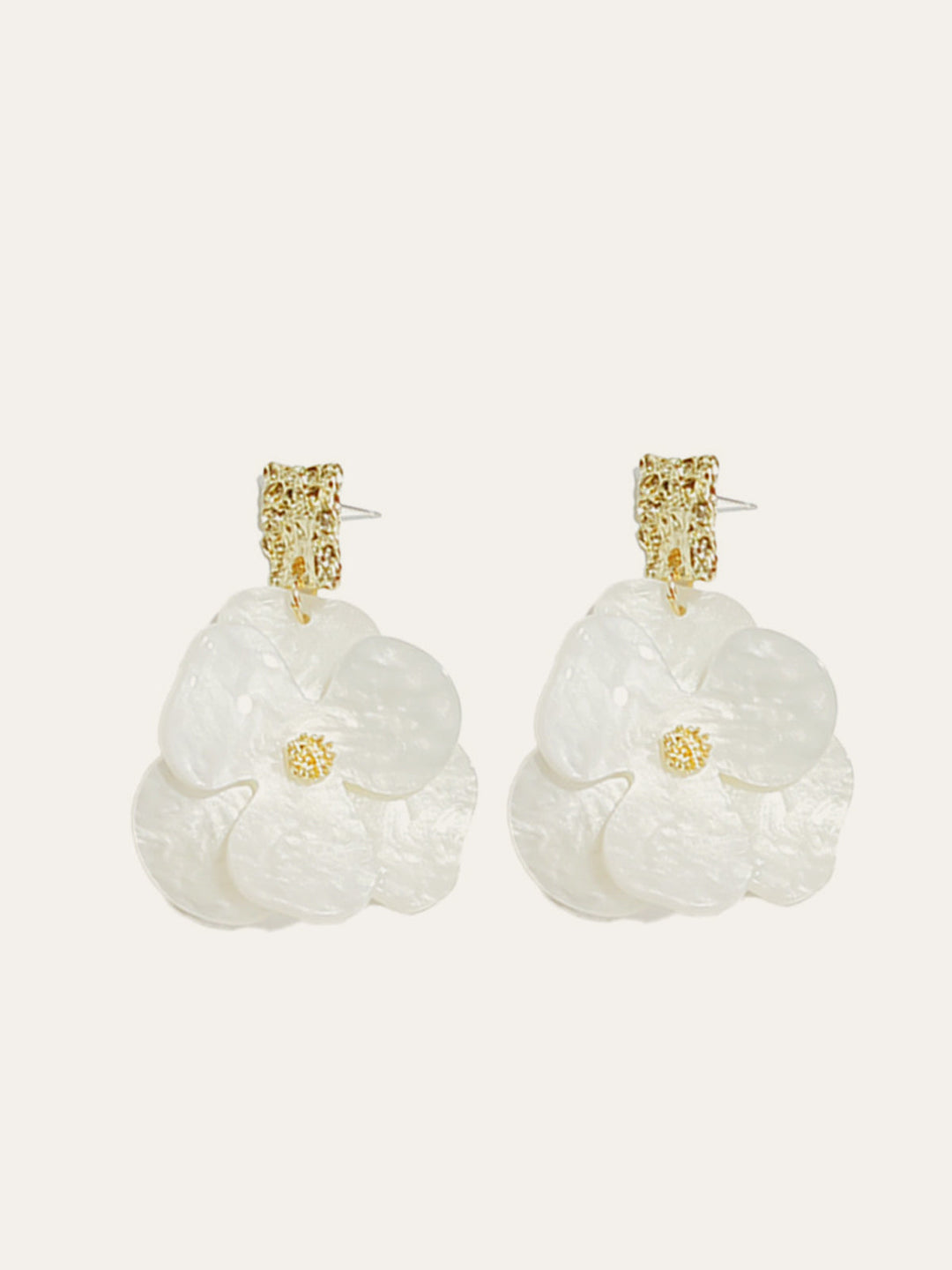 Şık Altın Çiçek Desenli Damla Küpeler