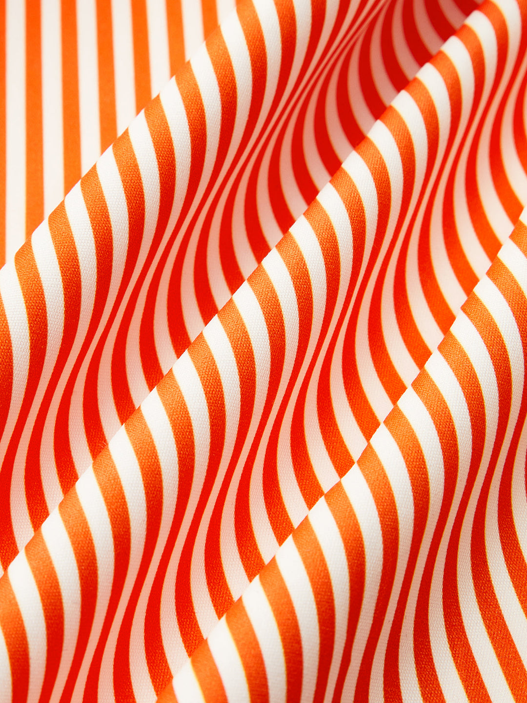 Şık görünüm için çizgili üst ve rozet detaylı uyumlu kombinasyon