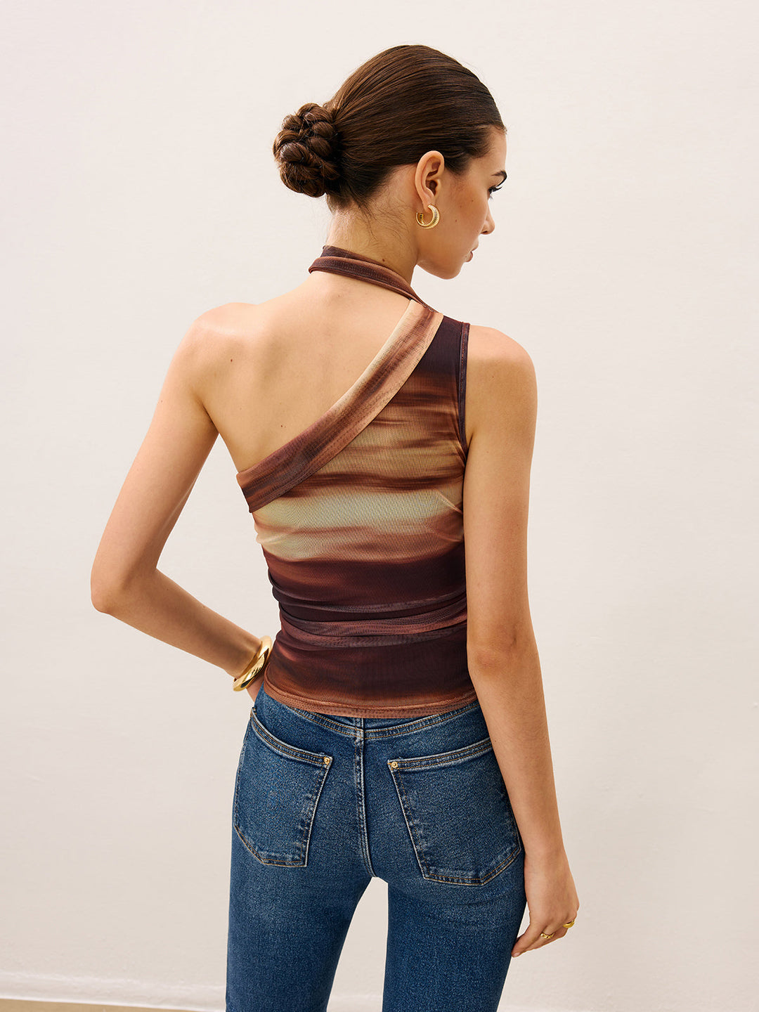 Şık Şal Detaylı Üst Parça ile Şık Bir Görünüm