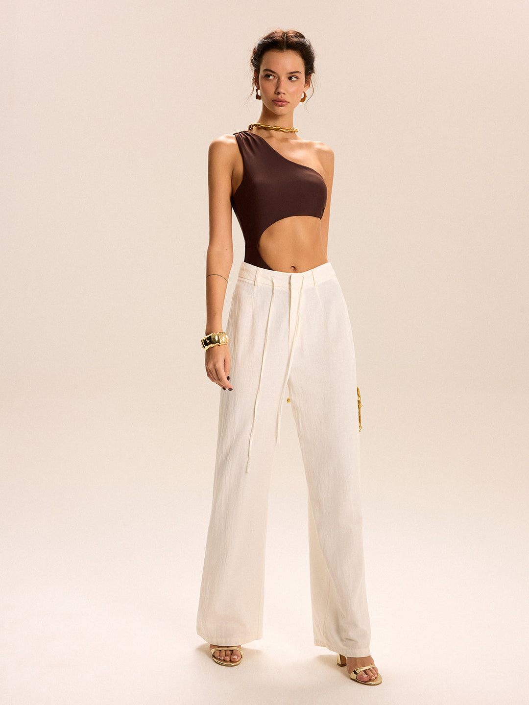 çekiş detaylarıyla öne çıkan tek omuzlu metal tokalı elbise