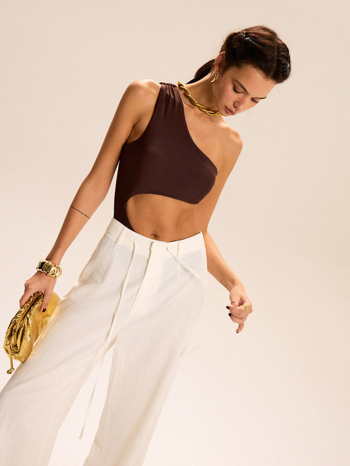 çekiş detaylarıyla öne çıkan tek omuzlu metal tokalı elbise