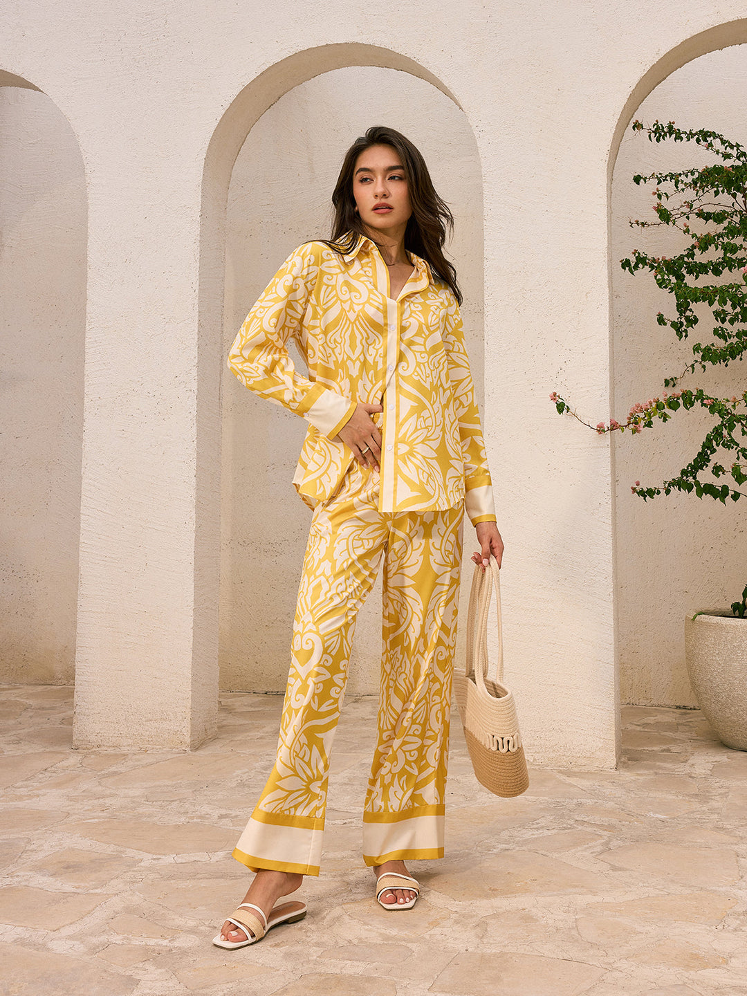 Şık ve rahat görünüm için desenli geniş gömlek