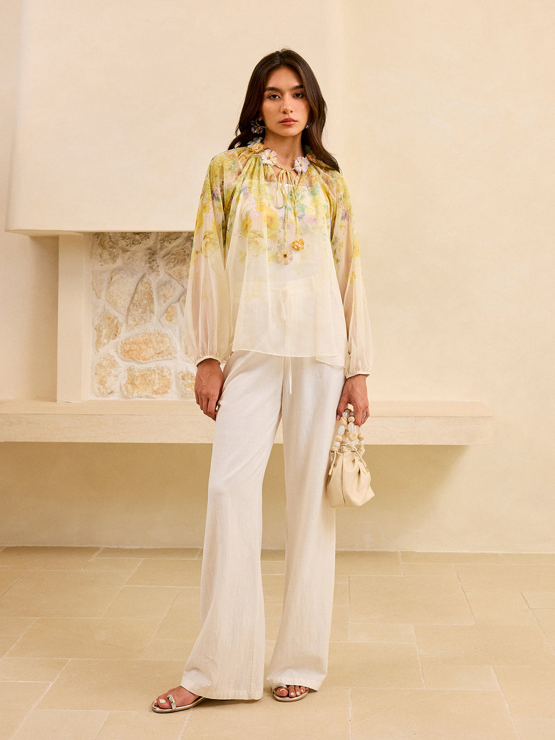 Yarı şeffaf bluz, zarif çiçek detaylarıyla