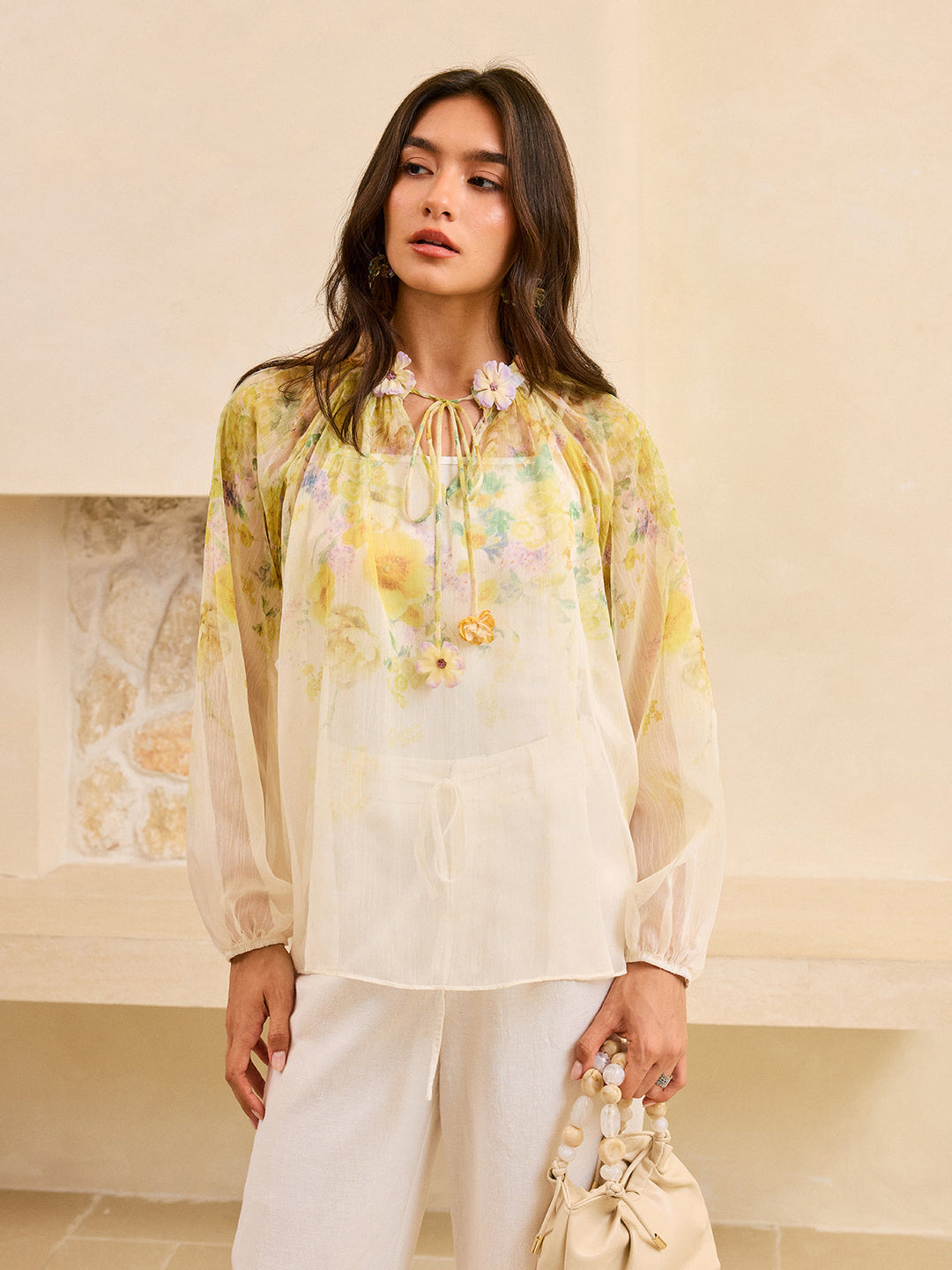 Yarı şeffaf bluz, zarif çiçek detaylarıyla