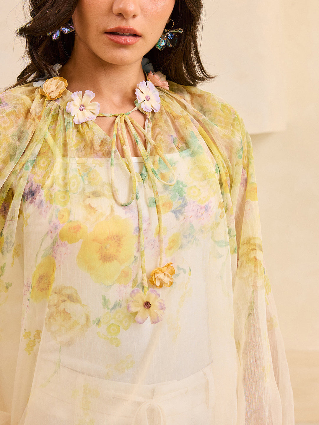 Yarı şeffaf bluz, zarif çiçek detaylarıyla