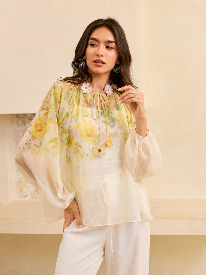 Yarı şeffaf bluz, zarif çiçek detaylarıyla