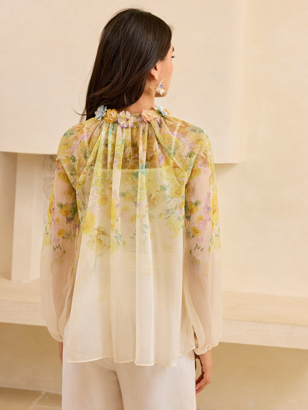 Yarı şeffaf bluz, zarif çiçek detaylarıyla
