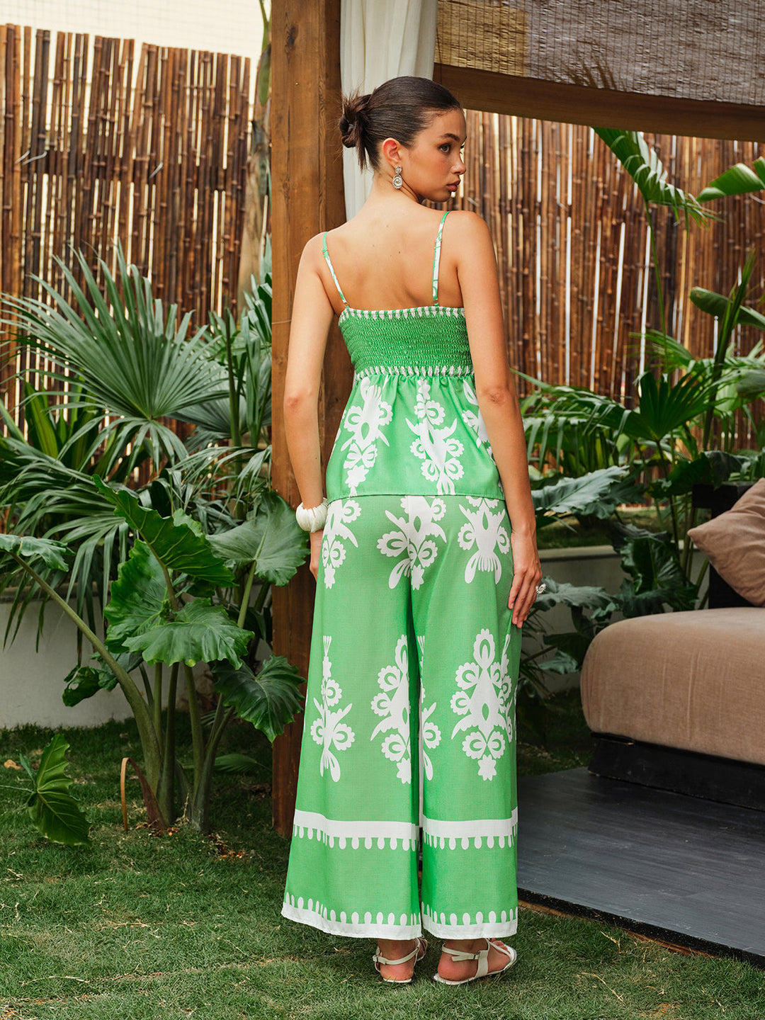 Çiçek Desenli Camı Üst Takım ve Bol Paçalı Pantolon