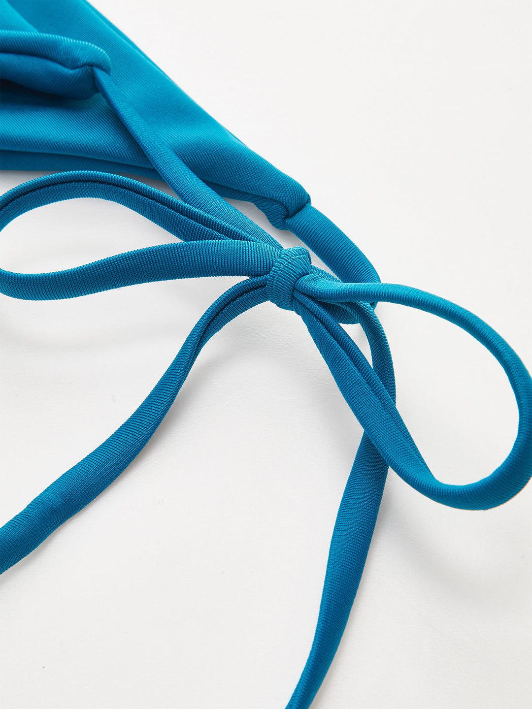 Üçgen Üst ve İki Alt Stili Bikini Takımı