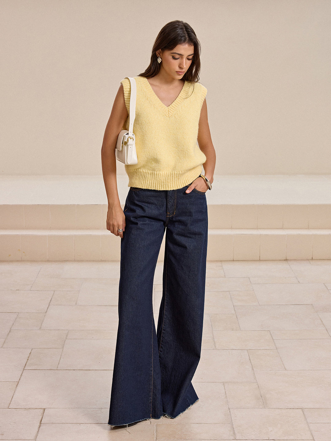 Плетена жилетка с V-образно деколте от вълнена смес