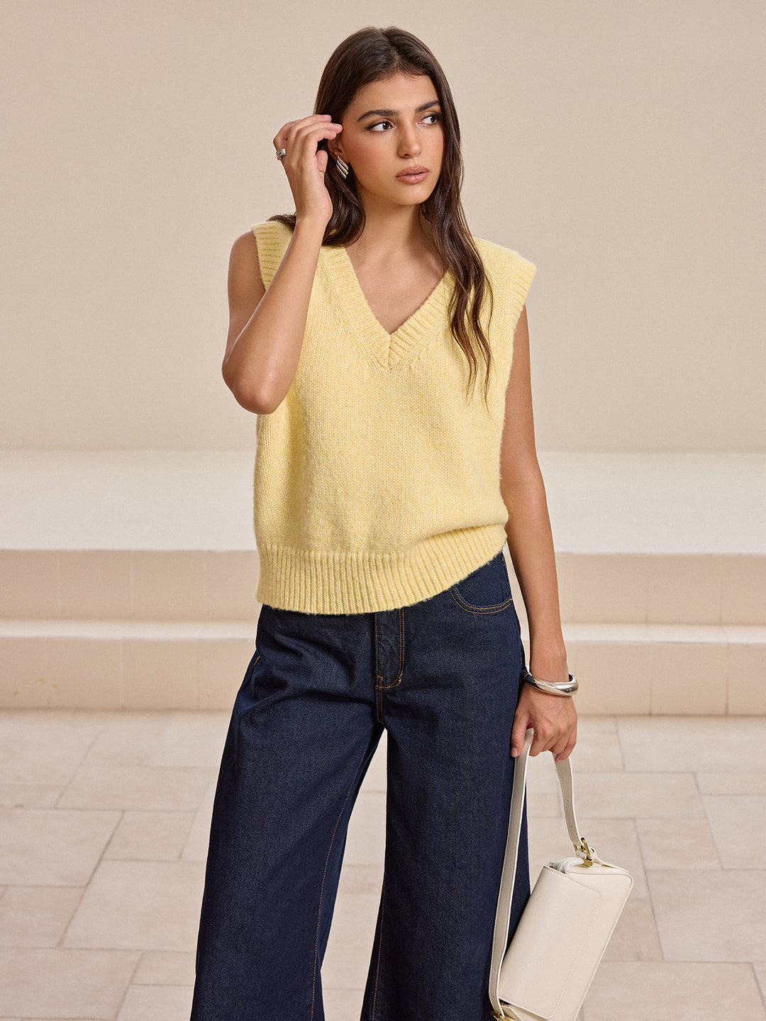 Плетена жилетка с V-образно деколте от вълнена смес