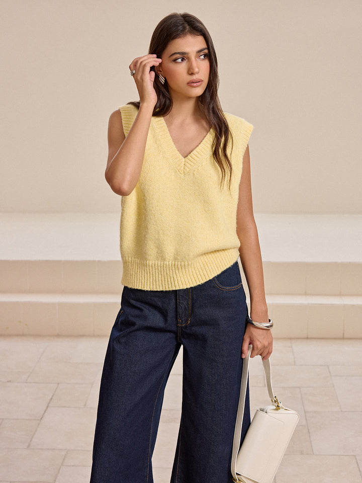 Плетена жилетка с V-образно деколте от вълнена смес