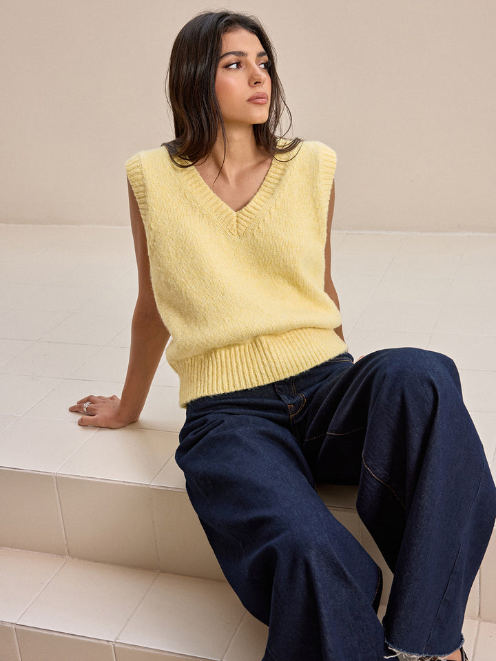 Плетена жилетка с V-образно деколте от вълнена смес