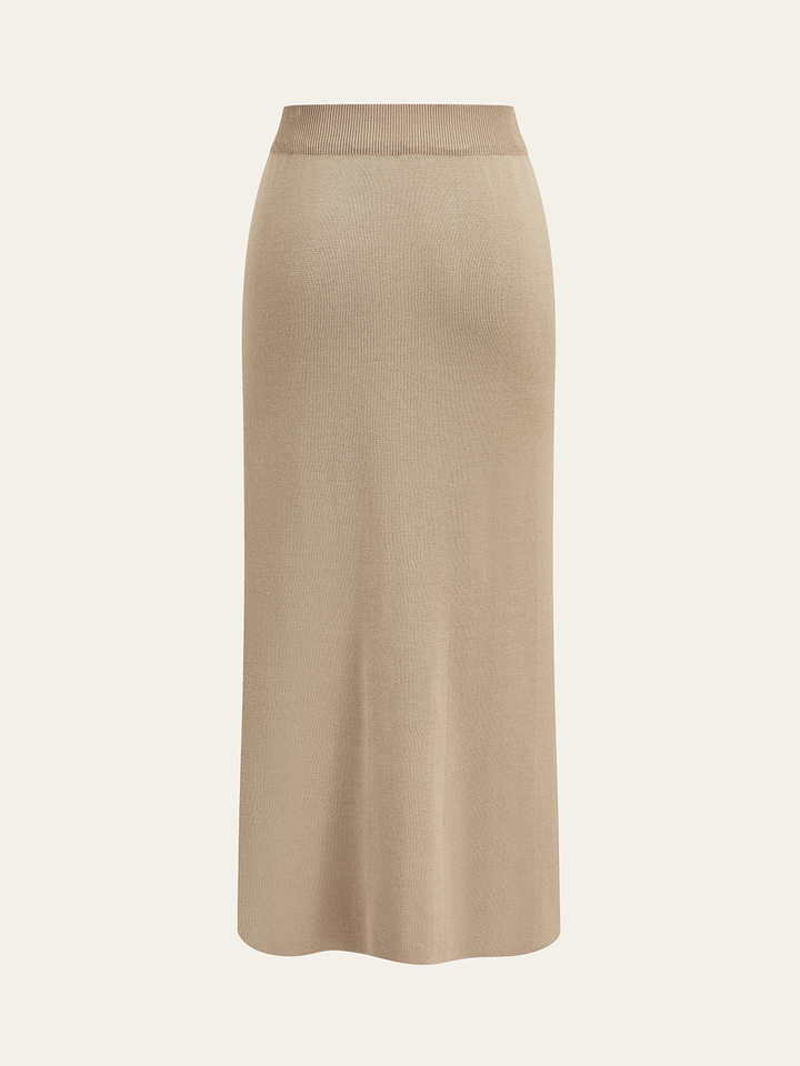 Şık metal düğmeli ceket ile midi etek takımı ile sofistike görünüm