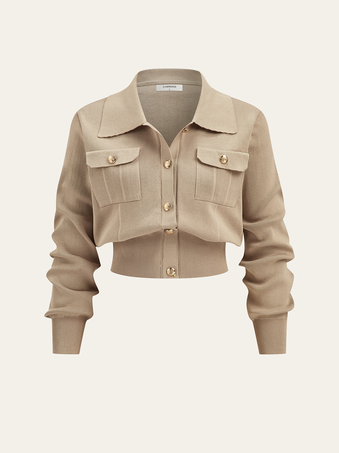 Şık metal düğmeli ceket ile midi etek takımı ile sofistike görünüm