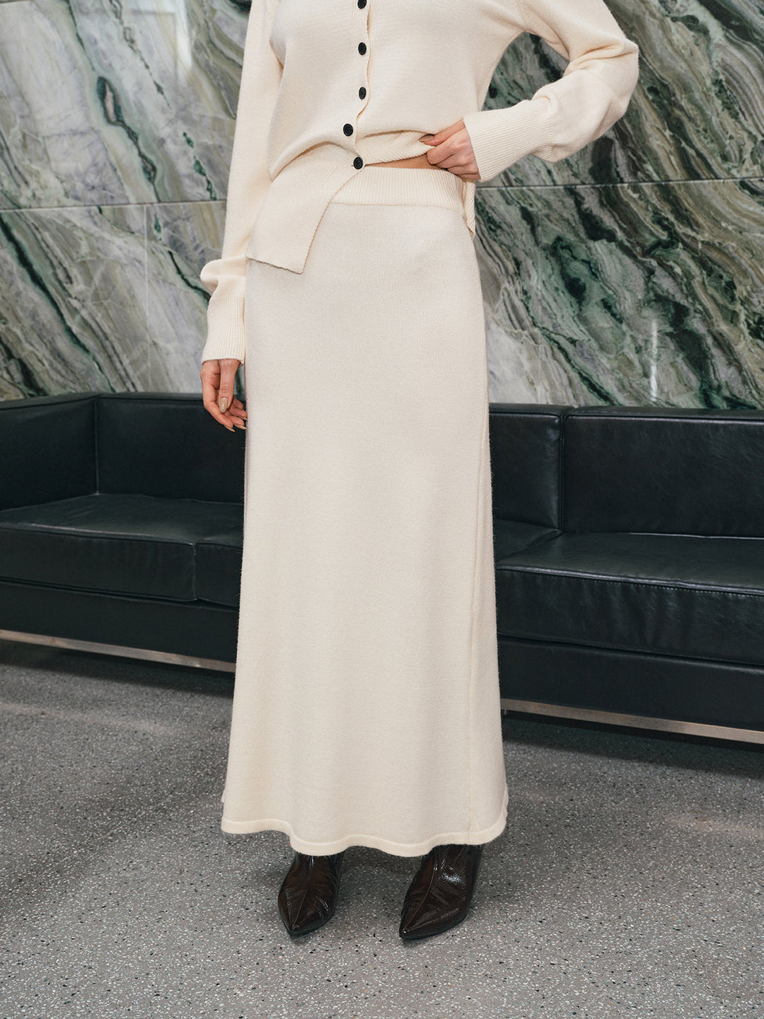 V Yaka Düğmeleri Önde Dekolte Örgü Hırka ve Maksı Etek Takımı